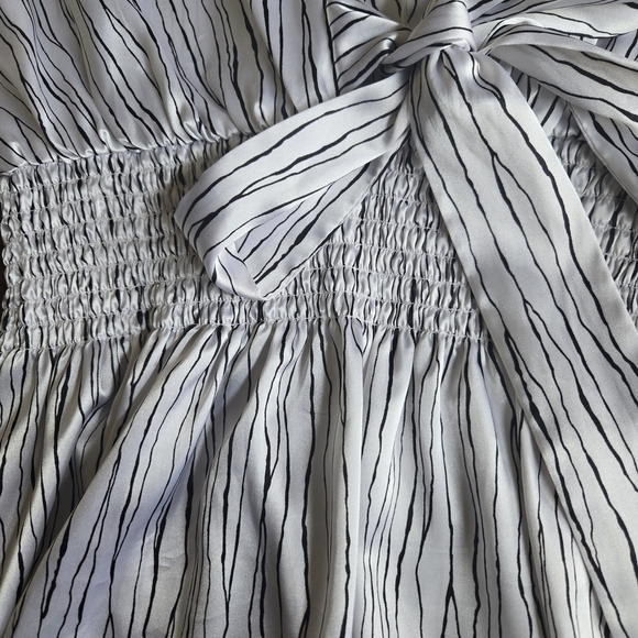 BCBG Maxazria Striped White and Black Women's Top. Size M - Picture 6 of 10